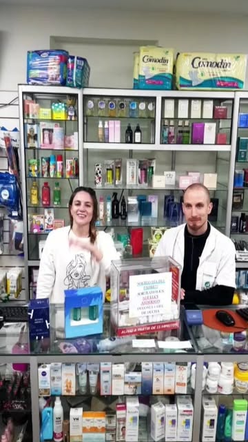 Integrantes del equipo de Farmacia Zaya atendiendo en el local